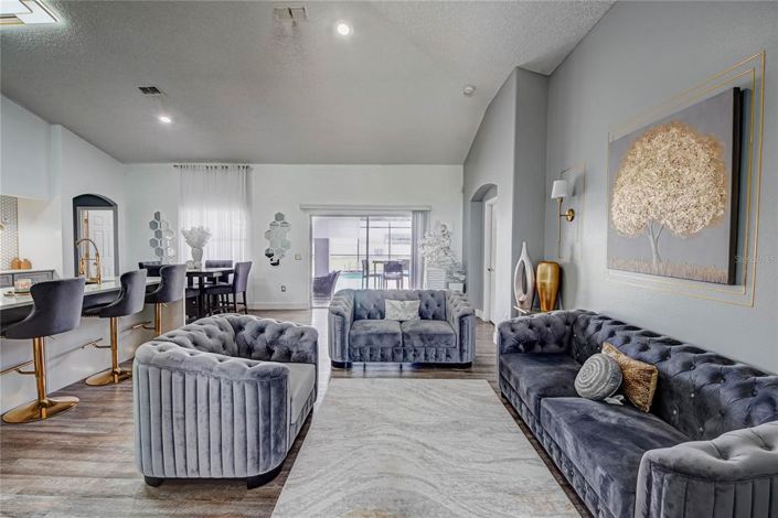 Image No.15-6 Bed Property for sale