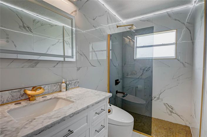 Image No.18-6 Bed Property for sale