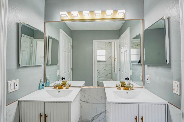 Image No.22-6 Bed Property for sale