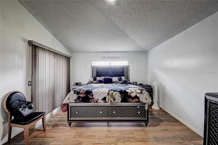 Image No.28-6 Bed Property for sale