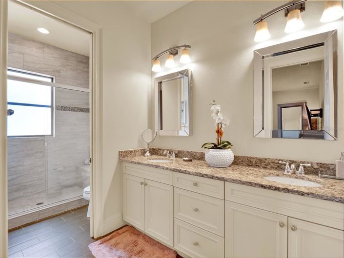 Image No.56-7 Bed Property for sale