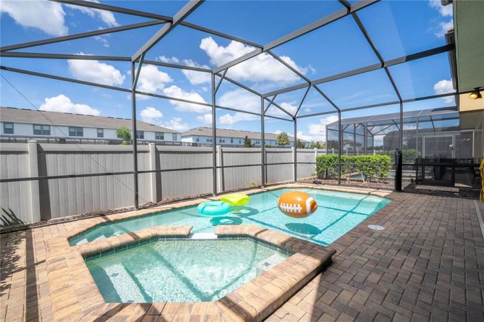 Image No.12-6 Bed Property for sale