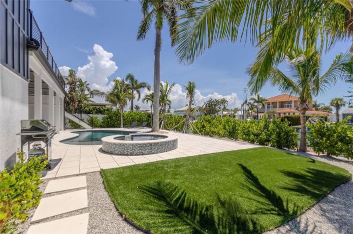 Image No.12-6 Bed Property for sale