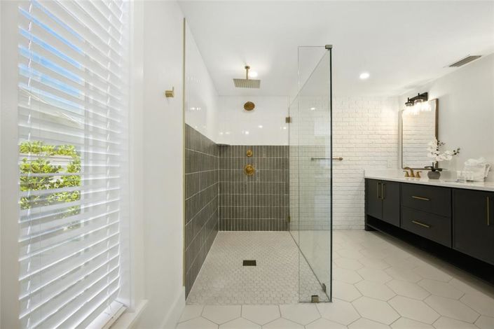 Image No.23-6 Bed Property for sale