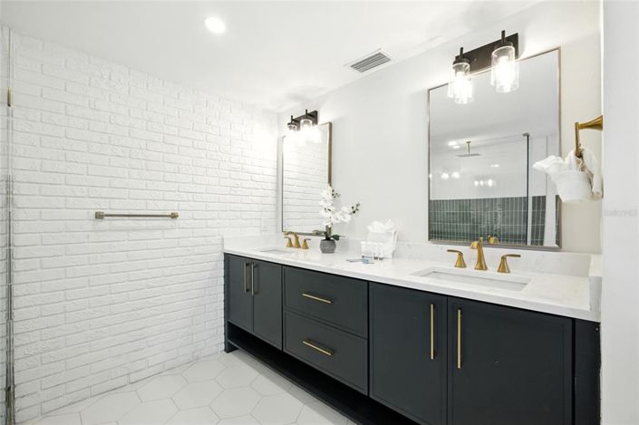 Image No.24-6 Bed Property for sale