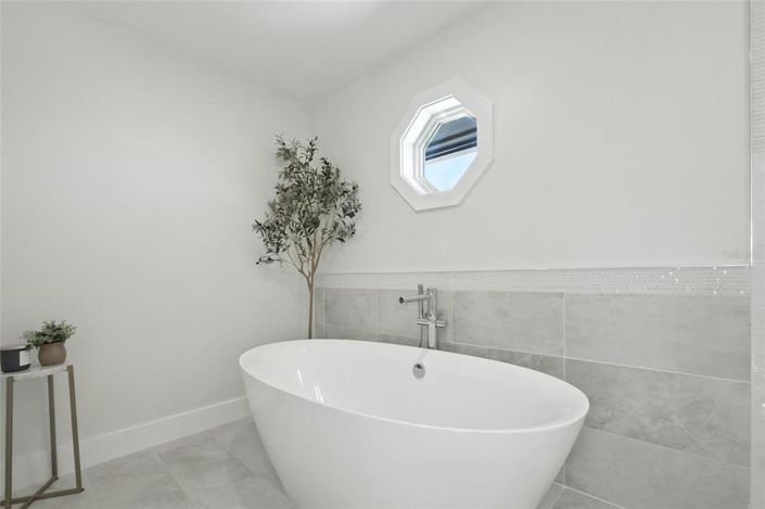 Image No.40-6 Bed Property for sale