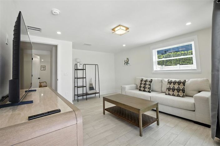 Image No.44-6 Bed Property for sale