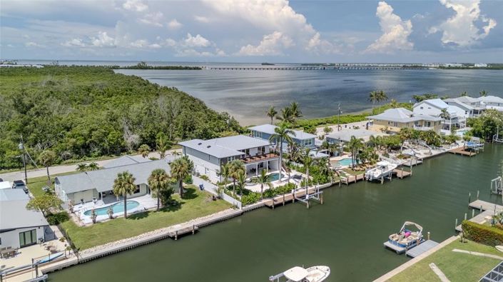 Image No.50-6 Bed Property for sale