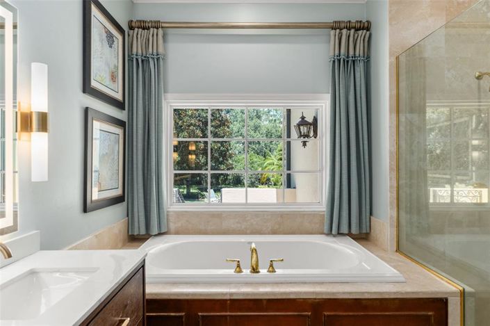 Image No.28-4 Bed Property for sale