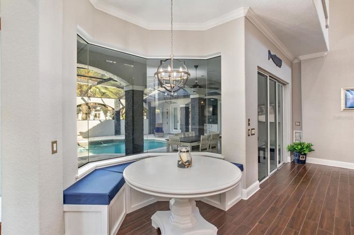 Image No.10-6 Bed Property for sale