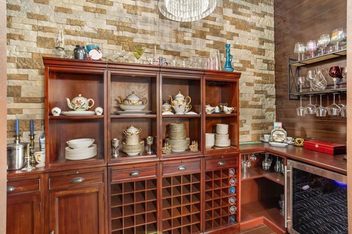 Image No.14-6 Bed Property for sale