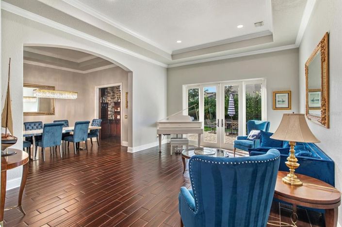 Image No.15-6 Bed Property for sale