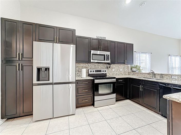 Image No.12-5 Bed Property for sale