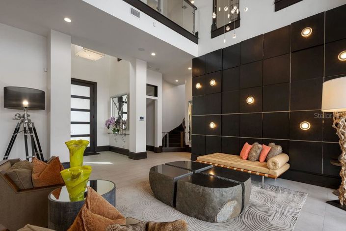 Image No.10-6 Bed Property for sale