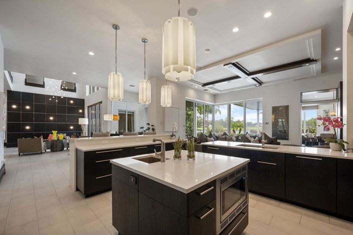 Image No.17-6 Bed Property for sale