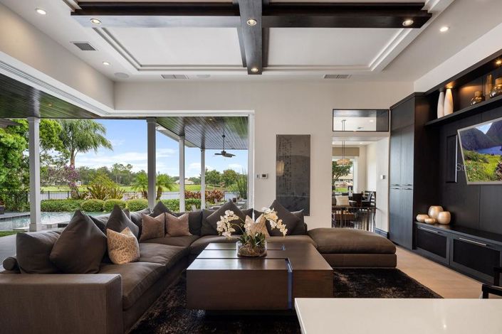 Image No.19-6 Bed Property for sale