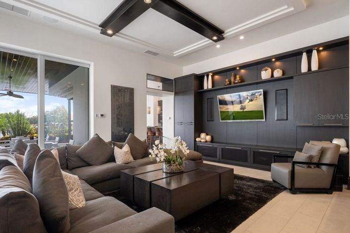 Image No.20-6 Bed Property for sale