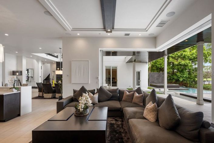 Image No.21-6 Bed Property for sale