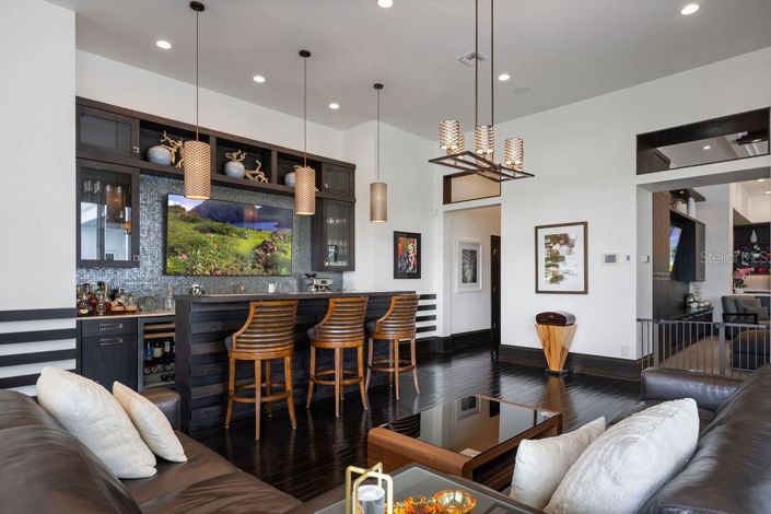 Image No.30-6 Bed Property for sale