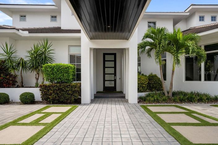 Image No.5-6 Bed Property for sale