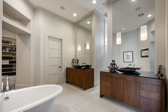 Image No.53-6 Bed Property for sale