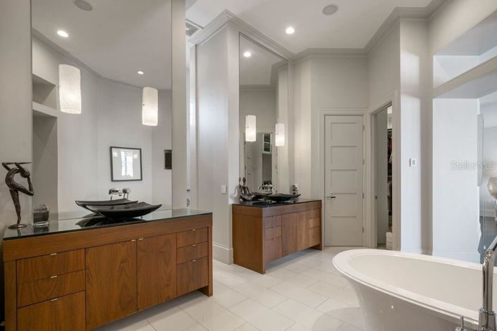 Image No.54-6 Bed Property for sale