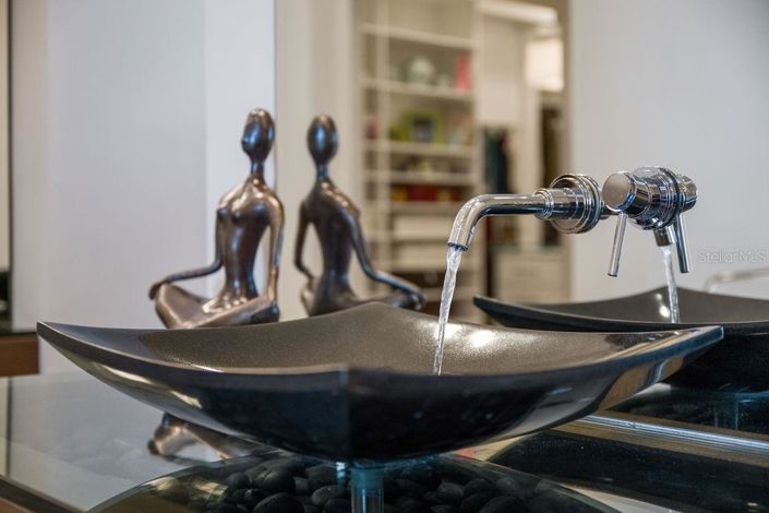 Image No.55-6 Bed Property for sale