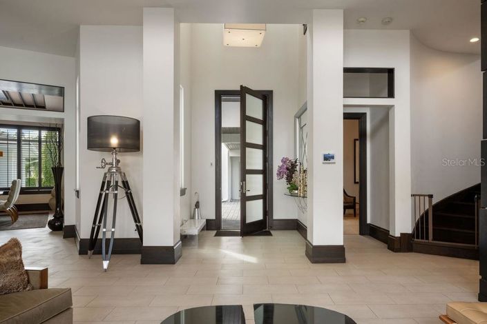 Image No.8-6 Bed Property for sale