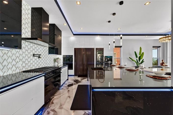 Image No.19-5 Bed Property for sale