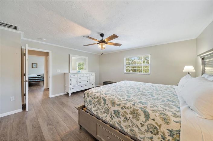 Image No.17-4 Bed Property for sale