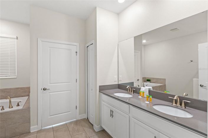 Image No.15-9 Bed Property for sale