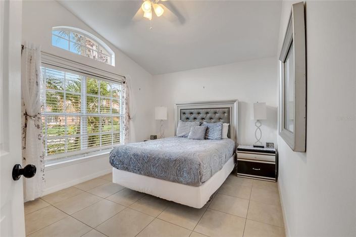 Image No.12-5 Bed Property for sale