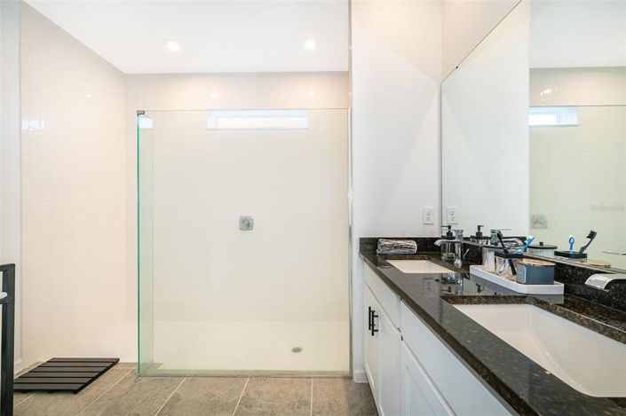 Image No.19-3 Bed Property for sale