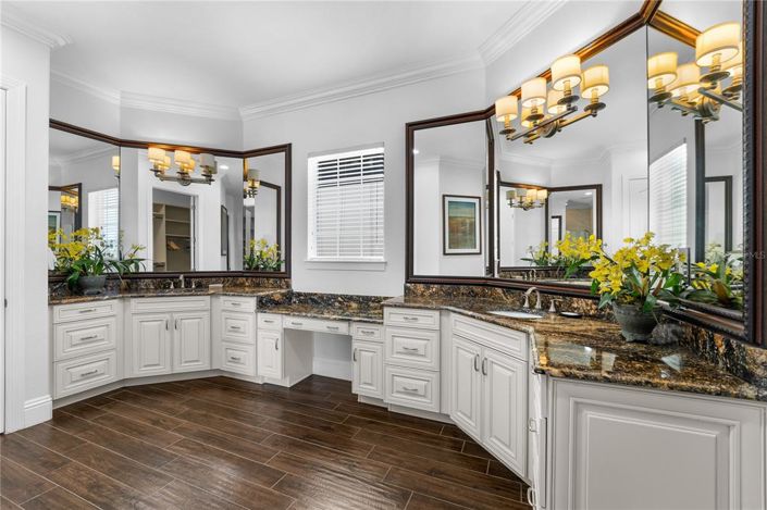 Image No.54-11 Bed Property for sale