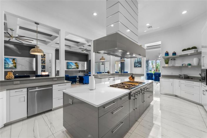 Image No.8-11 Bed Property for sale