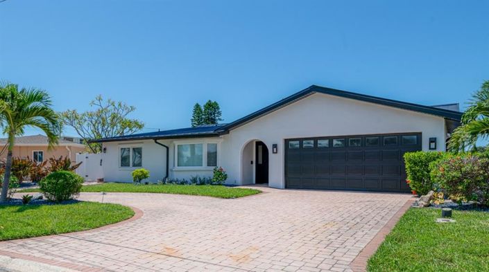 Image No.1-4 Bed Property for sale