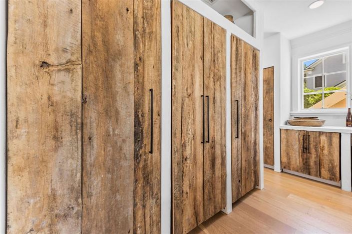 Image No.10-6 Bed Property for sale