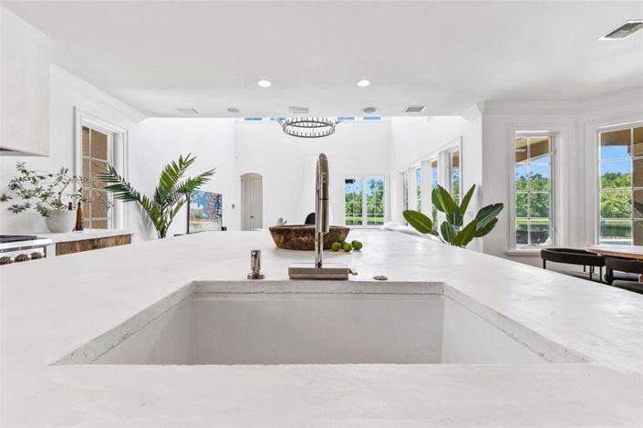 Image No.12-6 Bed Property for sale