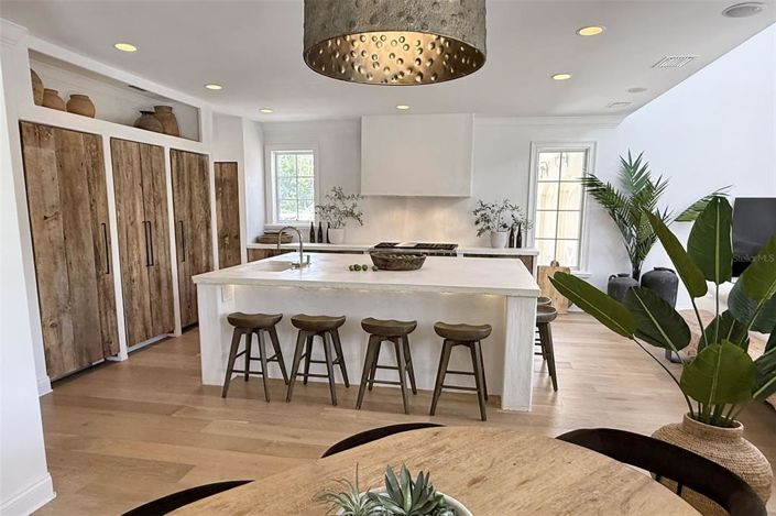 Image No.13-6 Bed Property for sale