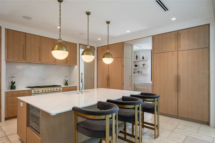 Image No.16-4 Bed Property for sale