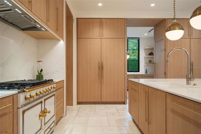 Image No.19-4 Bed Property for sale