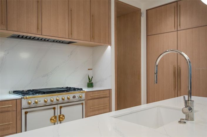 Image No.20-4 Bed Property for sale