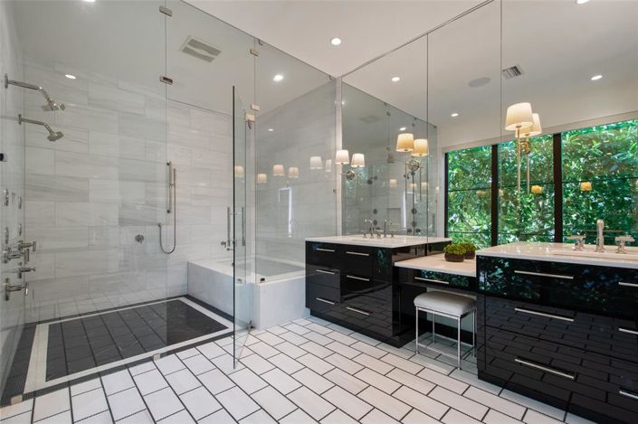 Image No.32-4 Bed Property for sale