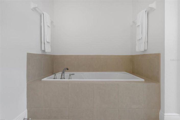 Image No.26-6 Bed Property for sale