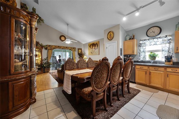 Image No.10-5 Bed Property for sale