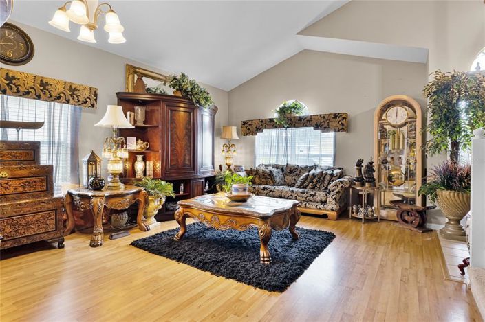 Image No.5-5 Bed Property for sale