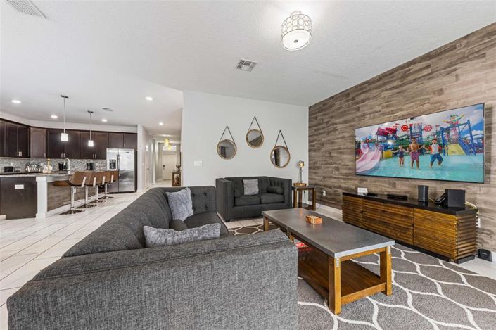 Image No.10-6 Bed Property for sale