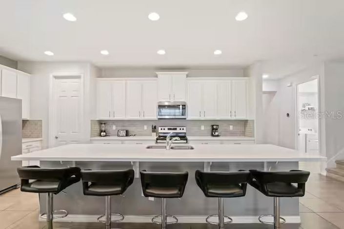 Image No.6-9 Bed Property for sale