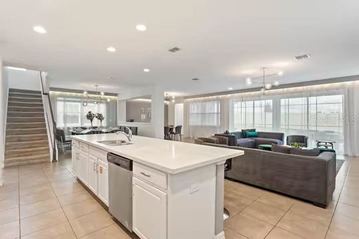 Image No.7-9 Bed Property for sale