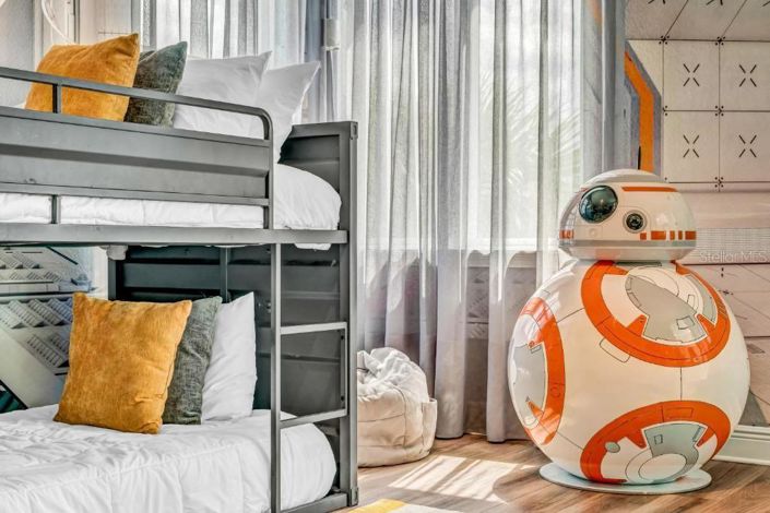 Image No.26-6 Bed Property for sale